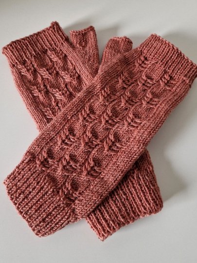 Strickanleitung für das Set aus Mütze und Stulpen "Lydia"