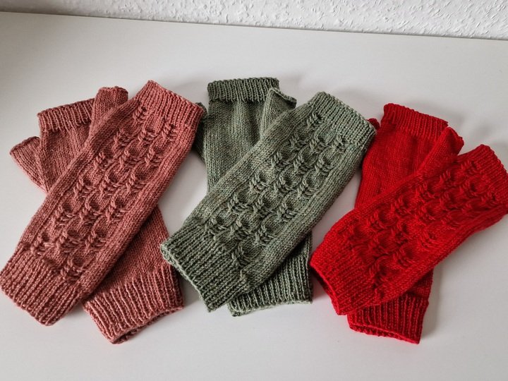 Strickanleitung für das Set aus Mütze und Stulpen "Lydia"