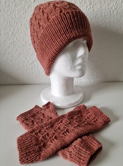 Strickanleitung für das Set aus Mütze und Stulpen "Lydia"