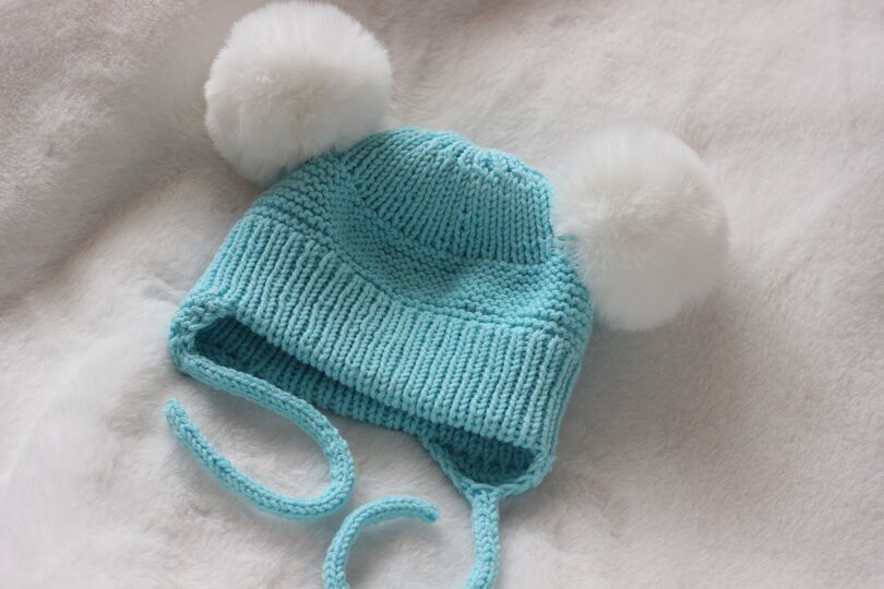 Strickanleitung für Neugeborenen-Mütze mit Pompon