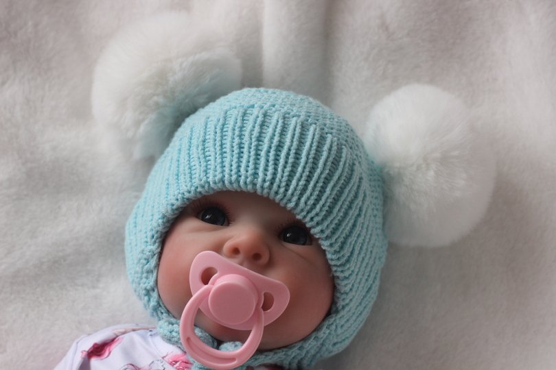 Strickanleitung für Neugeborenen-Mütze mit Pompon