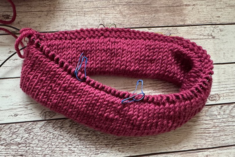 Strickanleitung Schalkragen für Kinder mit Lochmuster - SixTwentyFive