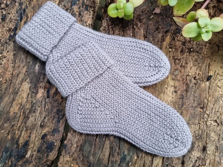 Häkel-Socken – Set aus 2 Anleitungen (Erwachsene & Kinder) EN/DE