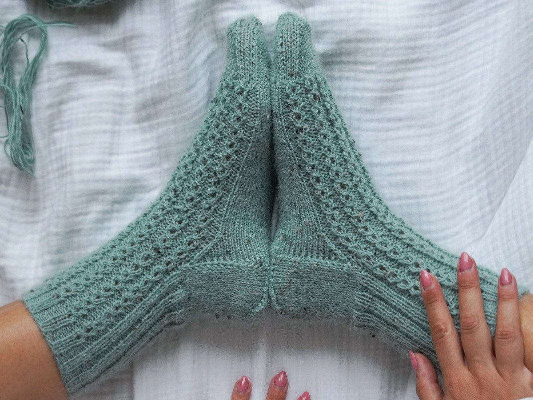 Socken stricken mit Kaffeebohnenmuster und Videoanleitung