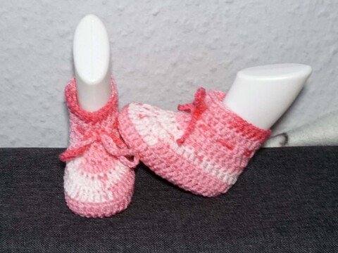 Häkelanleitung für die süßen Babyschühchen nur aus Stäbchen