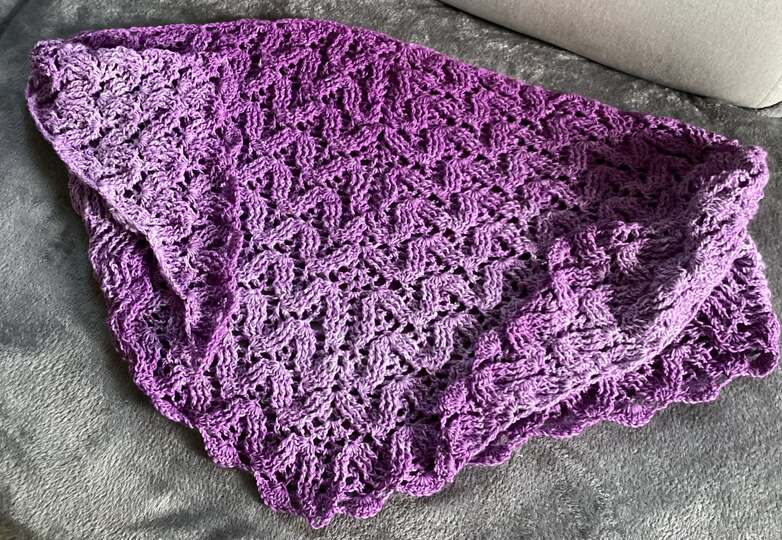 Flaches Dreieckstuch Camilla BE – Häkelanleitung