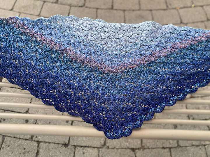 Flat triangular scarf Camilla BE – crochet pattern