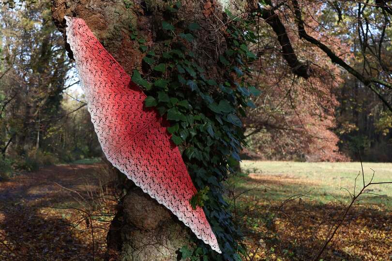 Flat triangular scarf Camilla BE – crochet pattern