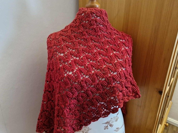 Flat triangular scarf Camilla BE – crochet pattern