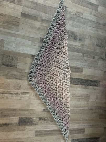 Flat triangular scarf Camilla BE – crochet pattern