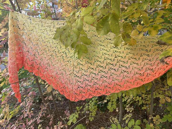 Flat triangular scarf Camilla BE – crochet pattern