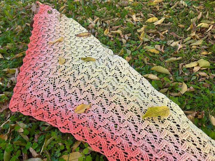 Flat triangular scarf Camilla BE – crochet pattern