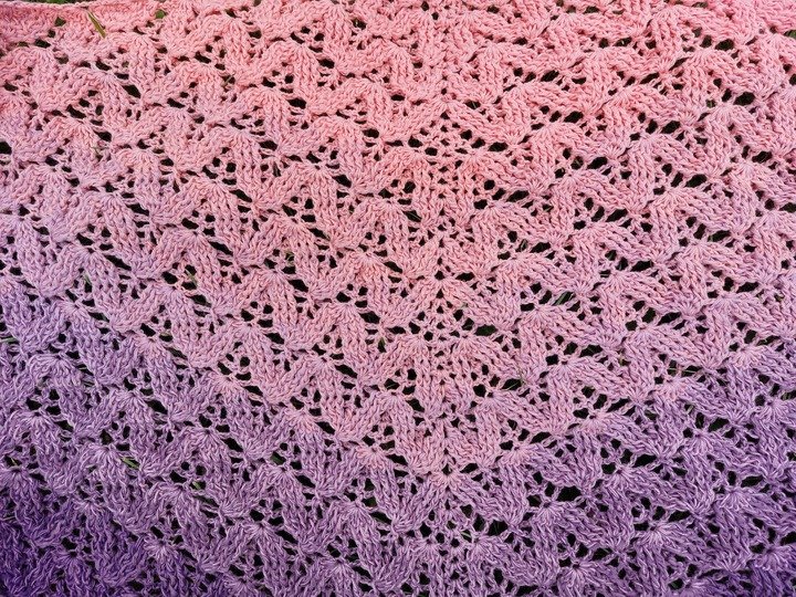 Flat triangular scarf Camilla BE – crochet pattern