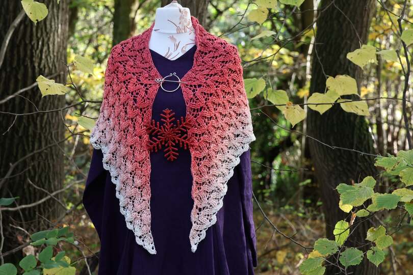 Flat triangular scarf Camilla BE – crochet pattern