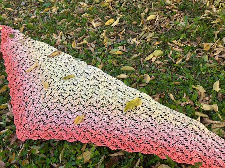 Flat triangular scarf Camilla BE – crochet pattern