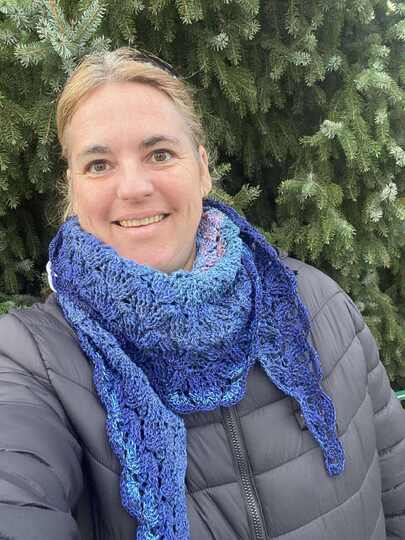 Flat triangular scarf Camilla BE – crochet pattern