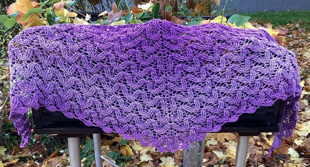 Flat triangular scarf Camilla BE – crochet pattern