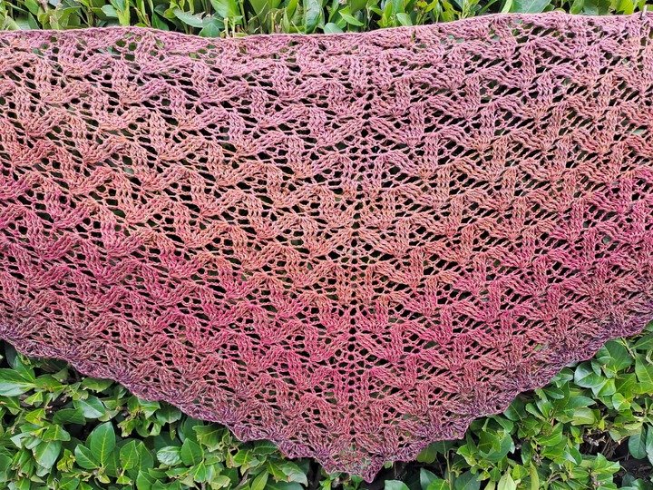 Flat triangular scarf Camilla BE – crochet pattern