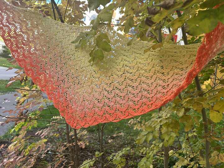 Flat triangular scarf Camilla BE – crochet pattern