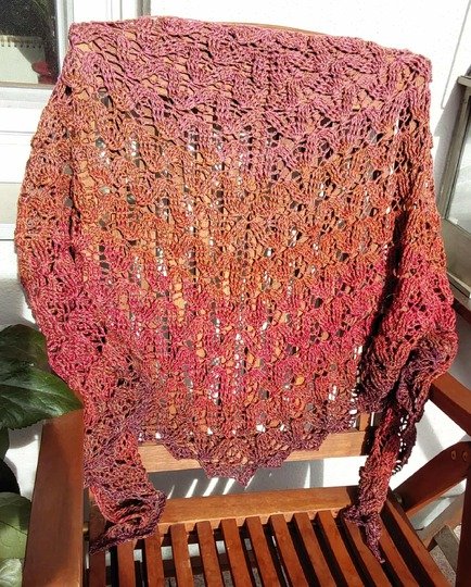 Flat triangular scarf Camilla BE – crochet pattern