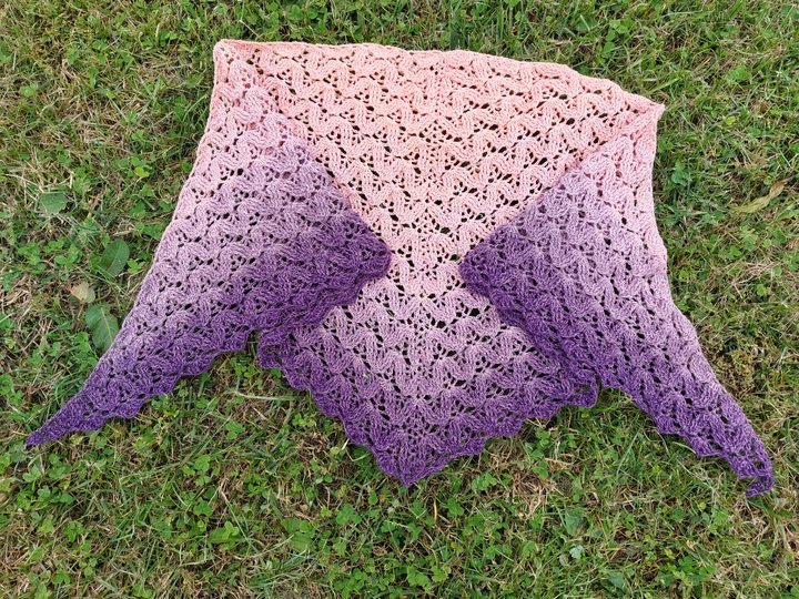 Flat triangular scarf Camilla BE – crochet pattern