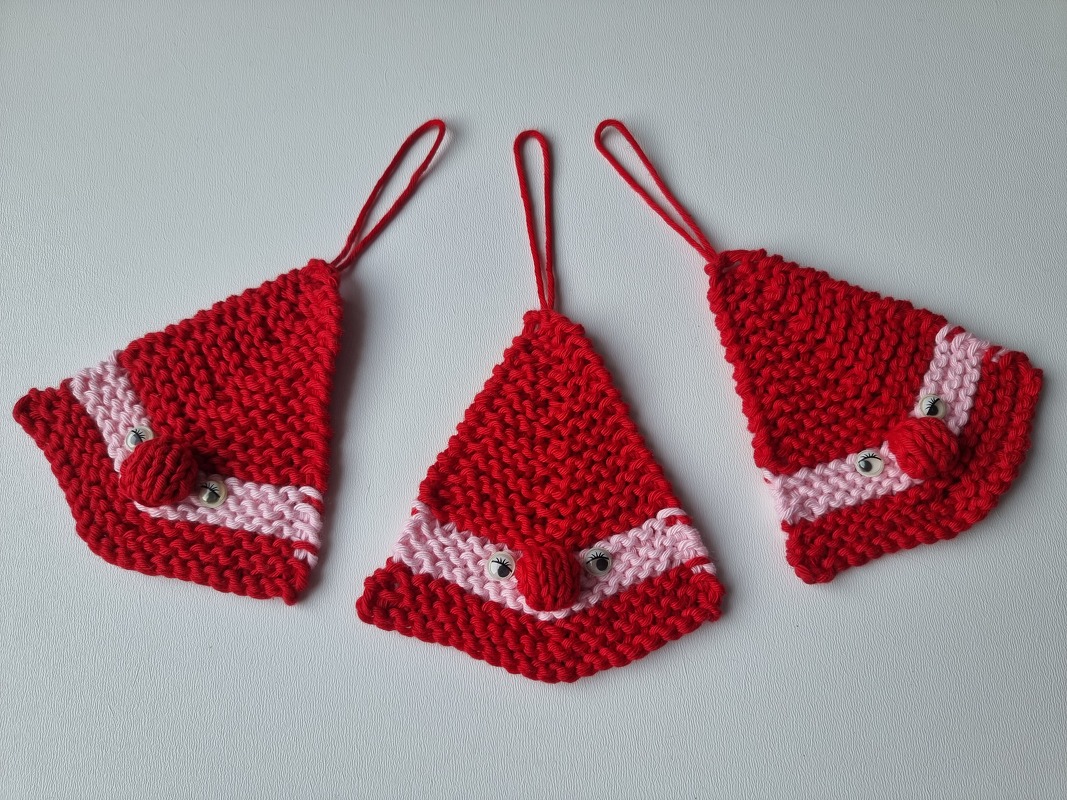 Nikolaus mit gestrickter Nase und Wackelaugen – Weihnachtsdeko Anhänger uvm