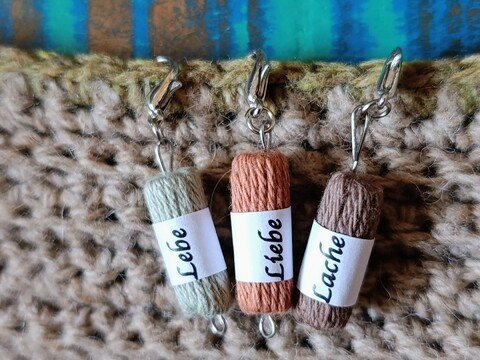 Maschenmarkierer mit Wortkunst persönlich gestalten und Freude bereiten