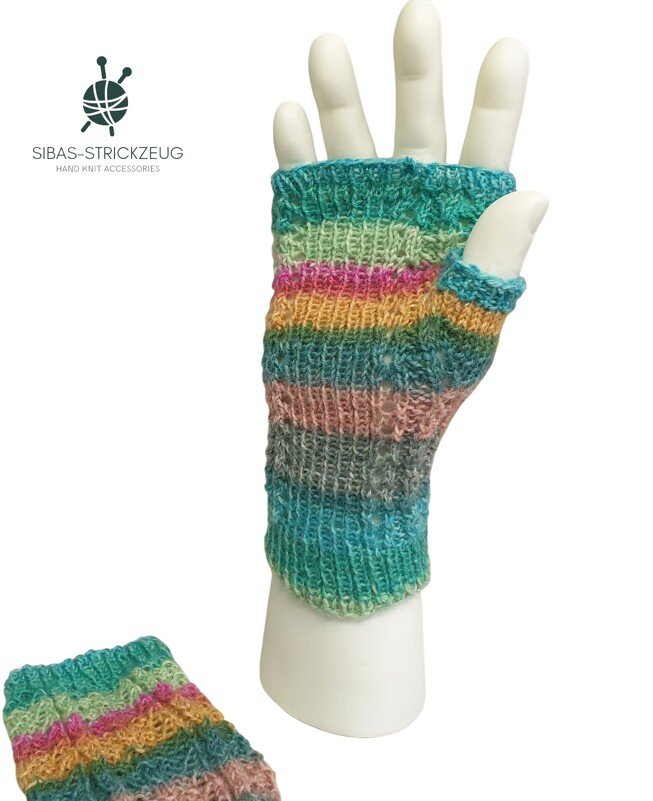 Mehrfarbige, gestrickte fingerlose Handschuhe mit Daumenöffnung auf weißer Modellhand