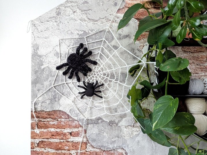 Spinne im Spinnennetz Halloween - Häkelanleitung (DE, EN)
