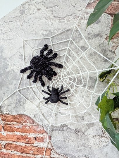 Spinne im Spinnennetz Halloween - Häkelanleitung (DE, EN)