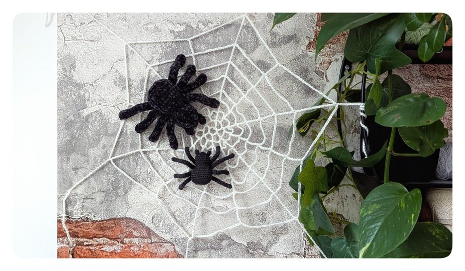 Spinne im Spinnennetz Halloween - Häkelanleitung (DE, EN)