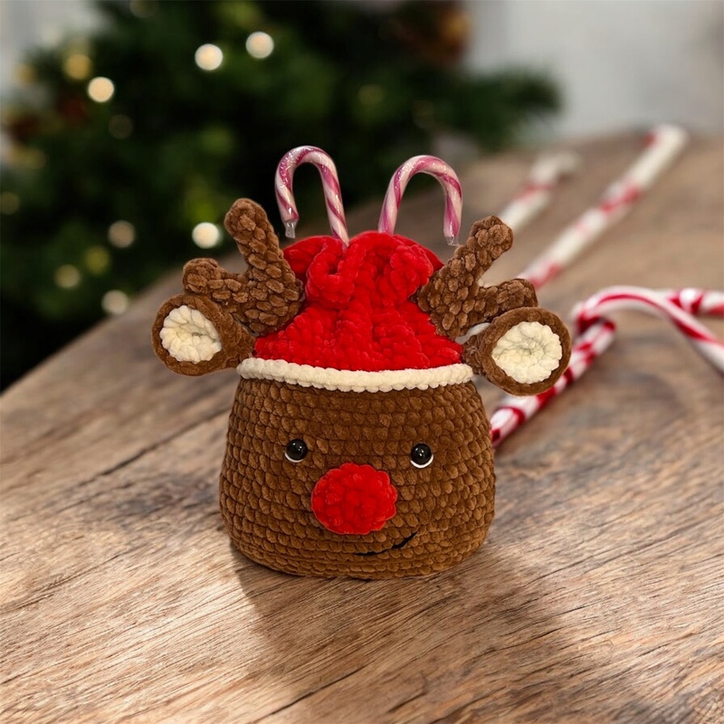 Gehäkeltes Rentier-Säckchen in Braun und Rot mit Zuckerstangen