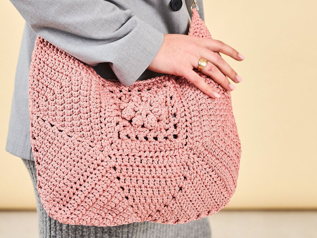 SHOPPER DEBORAH, MIT GRANNY-MITTE GEHÄKELT