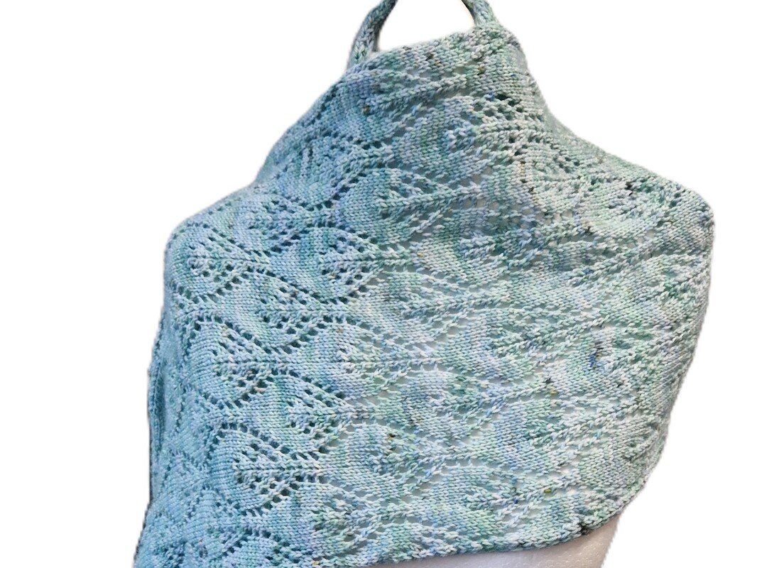 Hellblauer gestrickter Schal mit Blatt-Lacemuster, drapiert über eine Büste