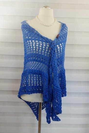 Crochet pattern for the happy time shawl, a light and airy triangular shawl