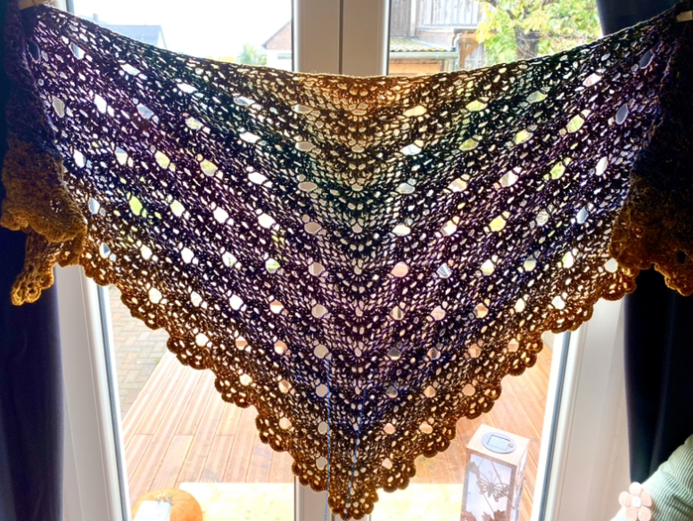 Gehäkeltes Dreieckstuch in dunklen und erdigen Farbtönen mit Lochmuster