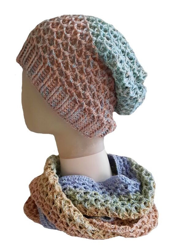 Mannequin mit gehäkelter pastellfarbener Slouch-Mütze und passendem Loop-Schal