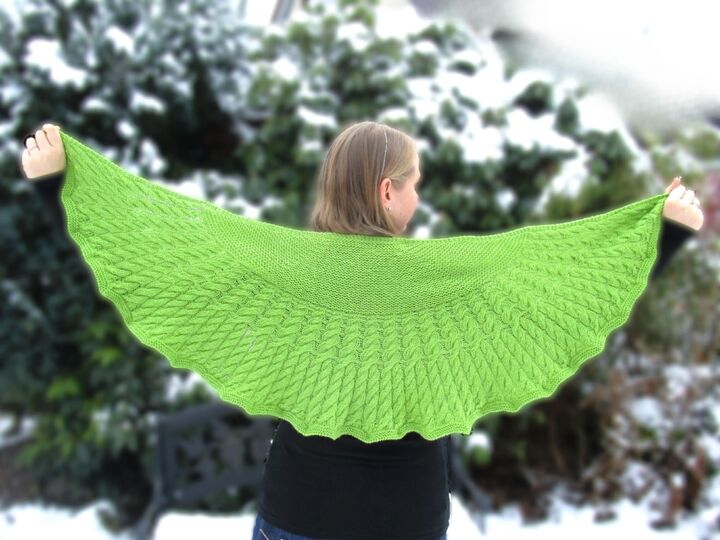 Lebenswege Hug, crescent shawl, cable knitting pattern