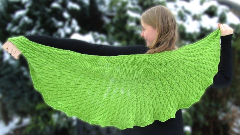 Lebenswege Hug, crescent shawl, cable knitting pattern
