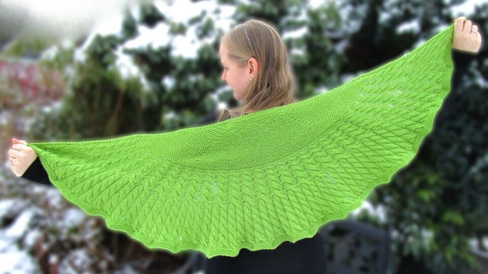 Lebenswege Hug, crescent shawl, cable knitting pattern