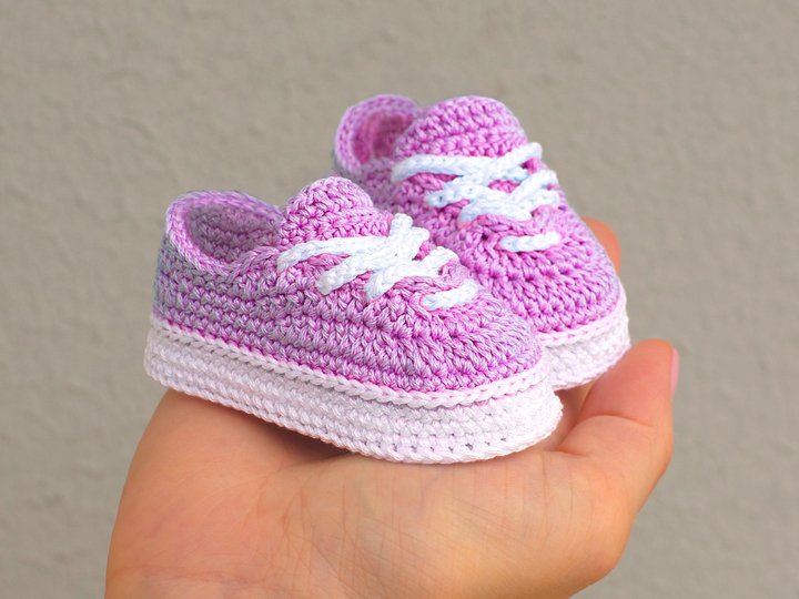 Crochet Baby Shoes Pattern – Low-Cut Baby Booties – 4 Sizes