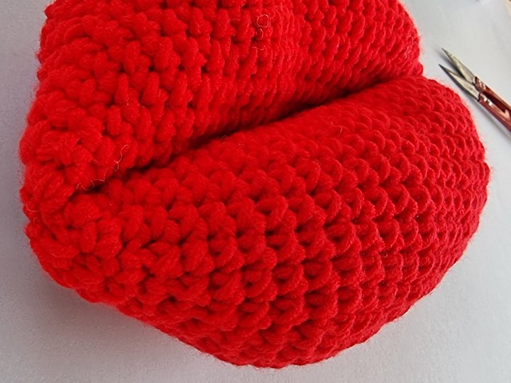 P32 Crochet pattern for a small lip-shaped pillow, a crocheted lip.