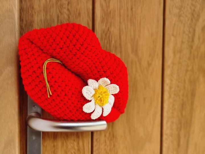 P32 Crochet pattern for a small lip-shaped pillow, a crocheted lip.