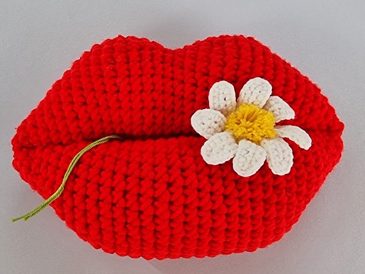 P32 Crochet pattern for a small lip-shaped pillow, a crocheted lip.