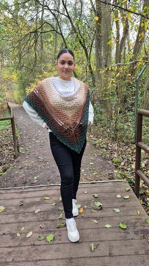 Crochet Pattern Triangular Shawl “Sassenach” – with Crochet Chart