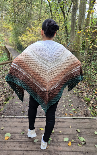 Crochet Pattern Triangular Shawl “Sassenach” – with Crochet Chart