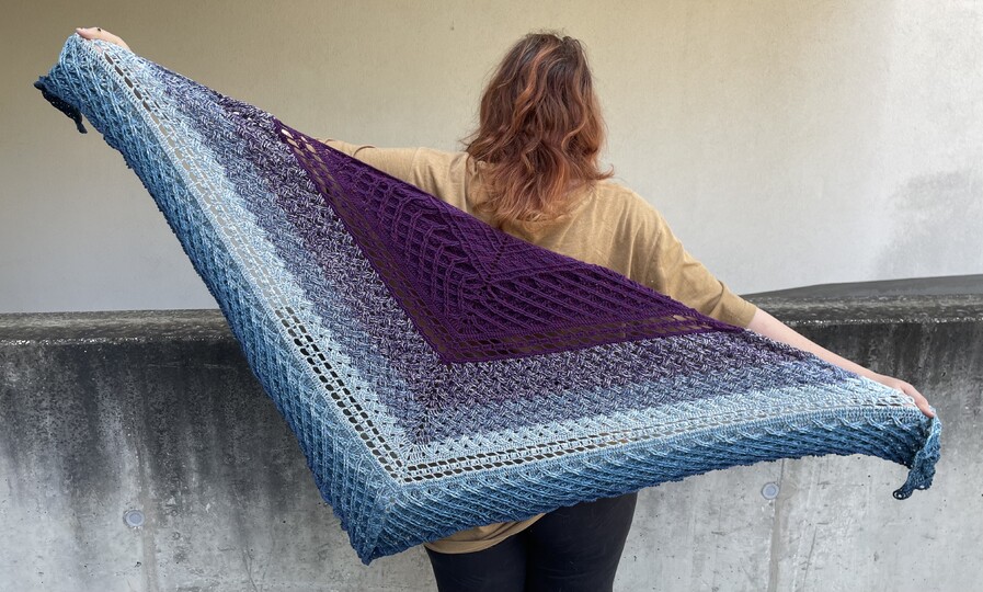 Crochet Pattern Triangular Shawl “Sassenach” – with Crochet Chart