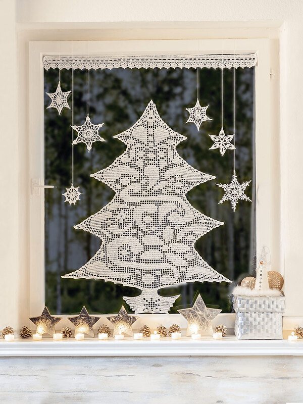 Weiß gehäkelter Spitzen-Weihnachtsbaum als Fensterbild mit hängenden Sternen und Spitzenbordüre