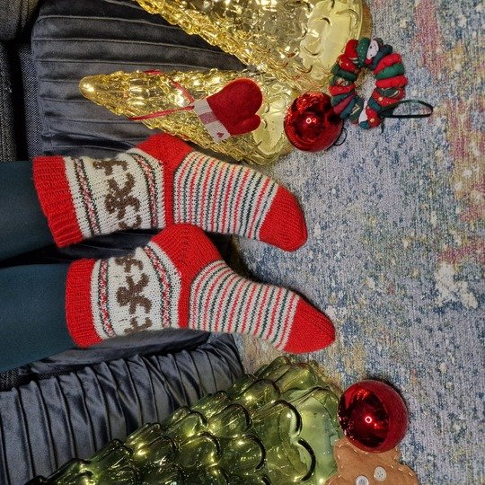Strickanleitung für zauberhafte Gingerbread Man Socken – kuschelig & festli