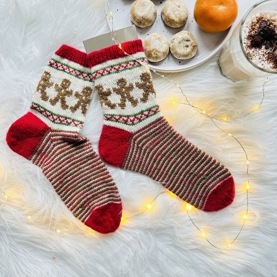 Strickanleitung für zauberhafte Gingerbread Man Socken – kuschelig & festli
